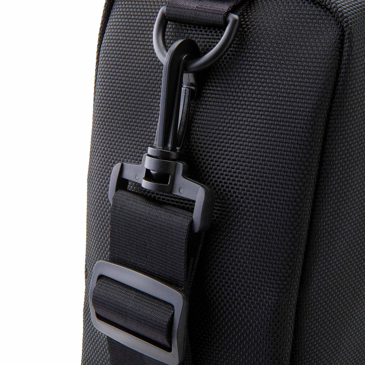 freezable-wine-carrier-r2 freezable-wine-carrier-black-ecofreeze-plus-zoom-removable-strap.jpg