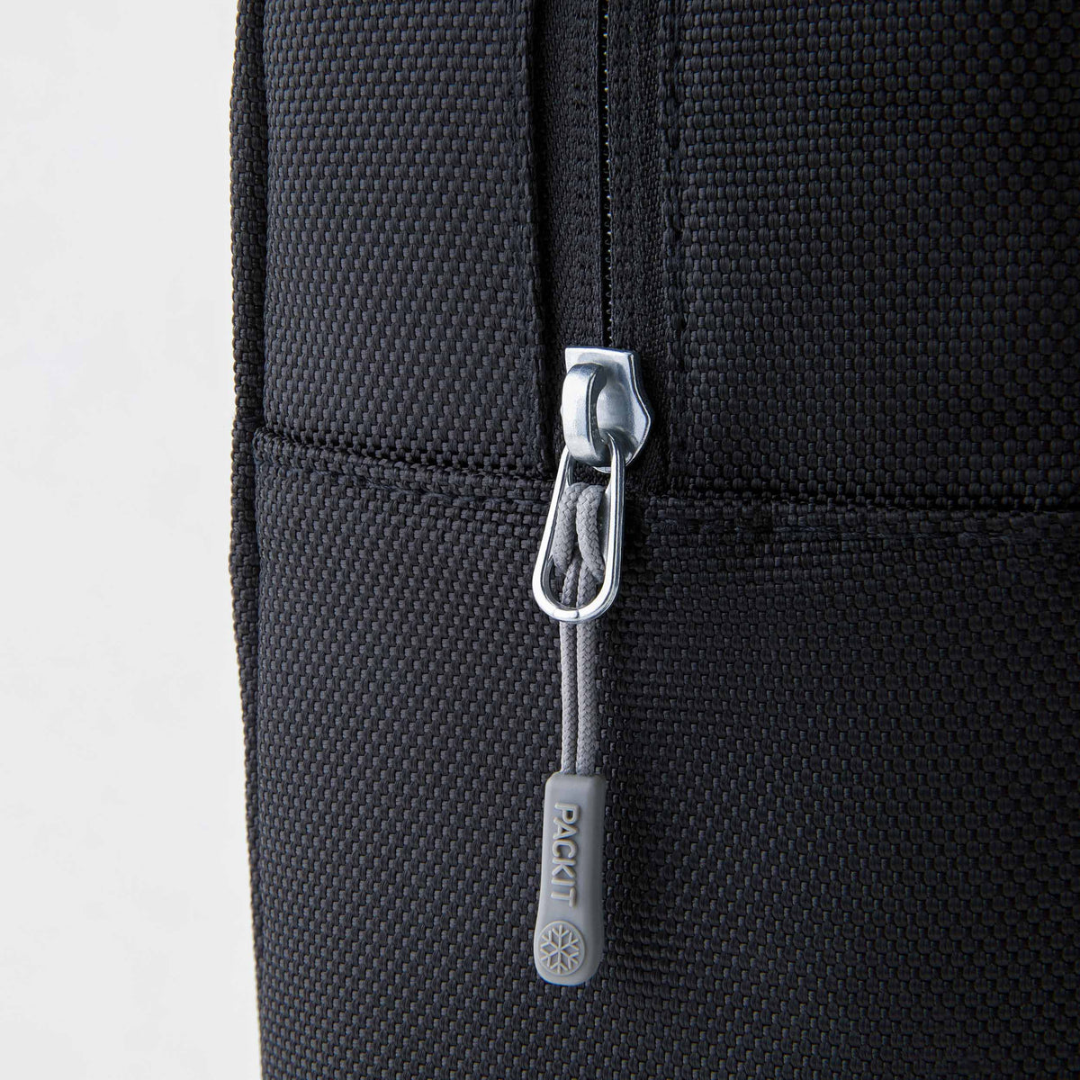 freezable-wine-carrier-r2 freezable-wine-carrier-black-ecofreeze-plus-zoom-zipper-pull.jpg
